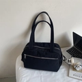 Borsa tote minimalista in nylon nero con cerniera argento su sfondo in tessuto - Nero