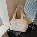 Borsa tote minimalista in nylon beige con zip argentata e dettagli con coulisse - Bianco Sporco