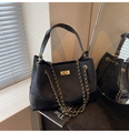 Détail du sac fourre-tout en cuir noir matelassé avec fermoir doré et chaîne - Noir