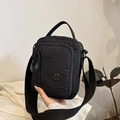 Borsa a tracolla nera in nylon multitasche con ampia tracolla regolabile e leggera - Nero