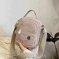 Borsa a tracolla in nylon albicocca chiaro con multitasche e cinturino regolabile - Cachi