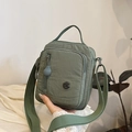 Borsa a tracolla in nylon verde salvia con tasche multiple e tracolla larga - Verde