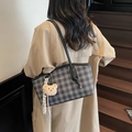 Sac cabas à damier noir et gris avec charme d'ours et fines bretelles doubles - Noir