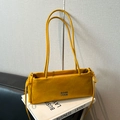Sac baguette chic en similicuir jaune avec logo argenté et détails coulissants - Jaune