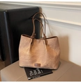 Détail du sac cabas marron vintage avec poignée nouée et logo de marque en cuir - Marron