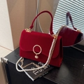 Elegante bolso de novia en terciopelo rojo con correa de perlas y cadena dorada - Burdeos