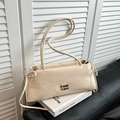 Sac porté épaule baguette blanc crème chic avec logo métallique et détail de nœud latéral - Blanc