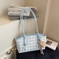 Sac fourre-tout à carreaux bleu clair avec double bandoulière et pendentif d'ours - Bleu