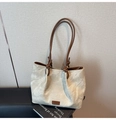 Détail du sac cabas beige à motif marbré avec anses en corde nouée et empiècement en cuir - Blanc Cassé