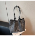 Détail du sac cabas gris avec texture délavée et poignées en corde noire nouée - Noir
