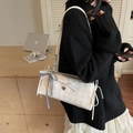 Sac à épaule chic à carreaux beige avec un nœud latéral et un pendentif coeur en métal - Blanc Cassé