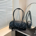Borsa a spalla retrò in pelle nera con borchie a stella argentate e grana litchi fine - Nero