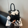 Mini zwarte PU-lederen rugzak met witte kanten strik en pluche monster hanger - Zwart