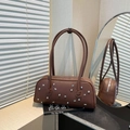 Borsa sottobraccio in pelle marrone scuro con borchie a stella argentate e stile vintage - Marrone