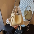 Sac seau chic en cuir litchi jaune pâle et blanc cassé avec un pompon décoratif - Jaune avec Pendentif