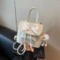 Mini crème PU-lederen rugzak met kanten strik en pluche bal sleutelhanger charme - Off-wit