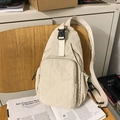 Borsa a tracolla multifunzionale in nylon beige con cinturino regolabile su una sedia - Bianco Sporco