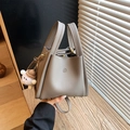 Sac seau en cuir grainé gris avec poignées, bandoulière et pendentif mouton - Gris Avec Pendentif