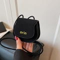 Mini schwarze Leder-Satteltasche mit gelbem orin Schriftzug und rundem Schultergurt - Schwarz