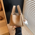 Sac seau en cuir grainé abricot avec anses, bandoulière amovible et pendentif peluche - Khaki avec Pendentif