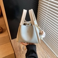 Sac seau bleu clair avec poignées crème contrastées et charm en peluche blanc - Bleu avec Pendentif