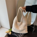 Sac à bandoulière hobo fait main au crochet en beige crème avec motif ajouré - Blanc Cassé