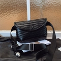 Bolso bandolera negro con textura tejida y colgante de corazón plateado elegante - Negro
