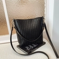 Bolso cubo tejido negro minimalista con patrón de punto de cruz en cuero y cierres plateados - Negro