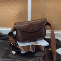 Bolso bandolera retro de cuero trenzado marrón oscuro con hebilla redonda y corazón - Marrón