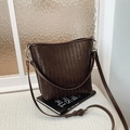 Bolso de hombro trenzado marrón oscuro con herrajes plateados y correa ajustable - Marrón