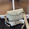 Bolso de pecho tejido verde con correa ancha de lona y colgante de metal de corazón - Blanco Roto