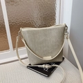Bolso cubo de color crema con textura trenzada y correas versátiles para hombro y mano - Blanco Roto