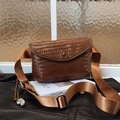 Bolso bandolera marrón caramelo con textura trenzada, correa ancha y colgante de corazón - Marrón