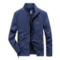 Veste coupe-vent bleu marine pour hommes avec col montant et poches zippées sur fond blanc - M / Bleu