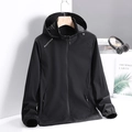 Giacca leggera da uomo nera antivento con cappuccio e design sportivo moderno - L / Nero