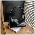 Détail d'un sac polochon en cuir verni noir brillant avec cordon et boule métallique - Noir
