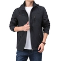 Giacca a vento impermeabile nera da uomo con cappuccio, stemma sportivo e zip intera - M / Nero