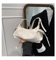 Dettaglio borsa a mezzaluna in pelle verniciata stropicciata con lacci decorativi - Bianco