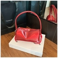 Sac à main cylindrique en cuir rouge brillant avec cordon et perles métalliques - Rouge