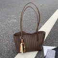 Sac fourre-tout tressé marron foncé avec pompon en perles de bois et longues bandoulières - Café avec Pendentif