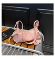 Dettaglio della borsa a mezzaluna rosa con pelle plissettata e lacci laterali - Rosa