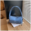 Sac cylindre bleu clair avec texture plissée et deux poignées sur une table en bois - Bleu