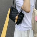Grand sac cabas noir tissé avec pompon en perles de bois au style urbain décontracté - Noir avec pendentif