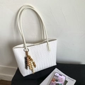 Détail de la texture d'un sac cabas tissé blanc avec pompon décoratif en perles de bois - Blanc avec pendentif