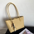 Détail du sac cabas en cuir tressé jaune avec perles en bois décoratives et longues anses - Jaune avec Pendentif
