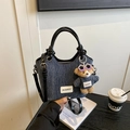 Sac seau en denim bleu foncé avec poignée noire brillante et pendentif ours en peluche - Bleu Avec Noir (Avec Pendentif)