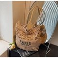 Detalle del bolso tote de paja tejida con bordado Paris 1970 y forro interior - Caqui