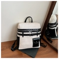 Detalle de mochila casual bicolor con hebilla metálica y bolsillo lateral útil - Blanco Roto