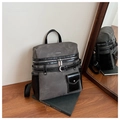 Detalle de tejido mate gris oscuro y cuero negro en contraste en mochila casual - Negro