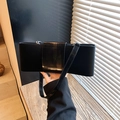 Moderne schwarze rechteckige Achseltasche aus mattem Leder mit glänzendem Lackdeckel - Schwarz